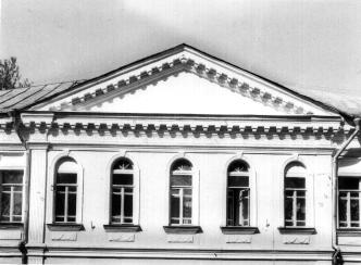 Фрагмент главного фасада дома