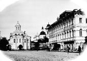 Вид Богоявленского монастыря со стороны ул. Костромской. Фото нач. ХХ в. (на переднем плане справа доходный дом Третьякова)